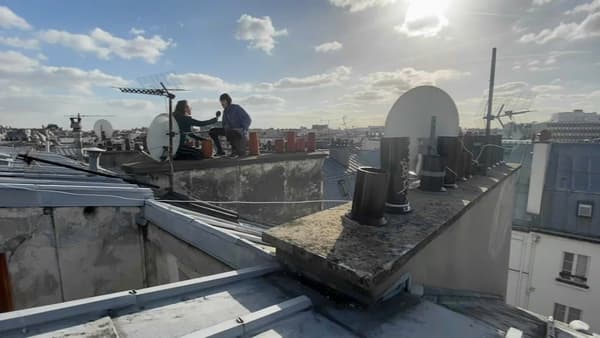 Ariane Limozin et Simon Nogueira sur les toits de Paris.