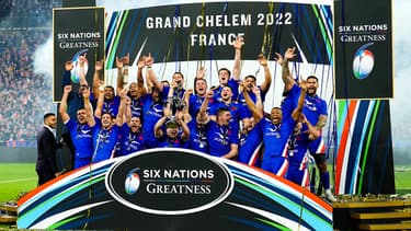 Le XV de France qui soulève le trophée des VI Nations, le 19 mars 2022