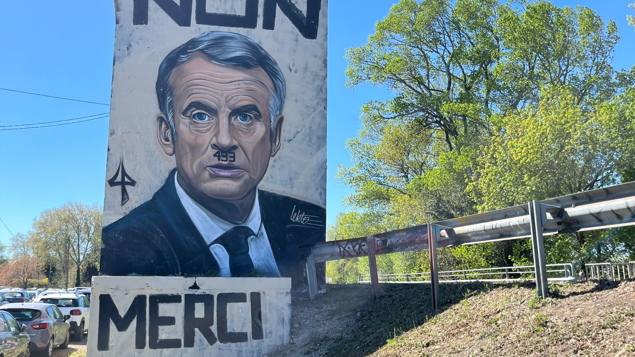 Un fresque dépeint Emmanuel Macron en Hitler à Avignon, le 3 avril 2023. Un fresque dépeint Emmanuel Macron en Hitler à Avignon, le 3 avril 2023.