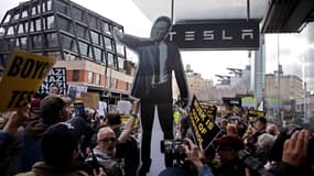 Des manifestants du mouvement "Tesla Takedown" contre Elon Musk devant un concessionnaire Tesla à New York, le 1er mars 2025.
