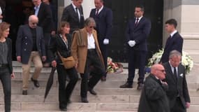 Obsèques de Françoise Hardy: Jacques Dutronc sort du crématorium sous les applaudissements
