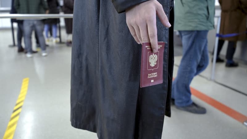 Un réfugié russe tient son passeport à la frontière entre la Russie et la Finlande le 25 septembre 2022 (photo d'illustration).