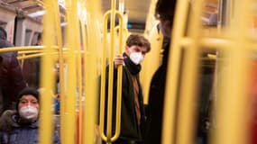 Un passager de métro portant un masque FFP2. 