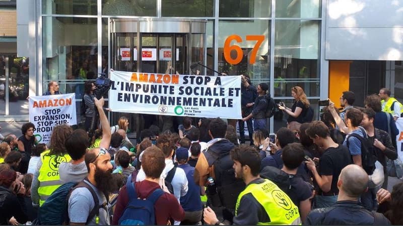 Les militants activistes d'Amis de la Terre réclame un moratoire la création de nouveaux entrepôts en France par Amazon, au nom "de la défense du climat et des emplois."
