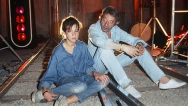 Serge, chaussé de Zizi, et Charlotte Gainsbourg en 1986.