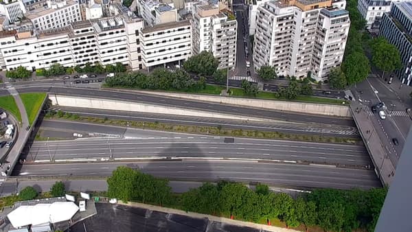 Le périphérique totalement vide de voitures ce mercredi 5 juin au niveau de la porte Maillot.