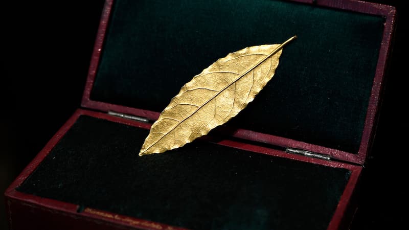Cette feuille d'or provenant de la couronne de l'Empereur est l'une des rares qui a été sauvée après la Restauration.