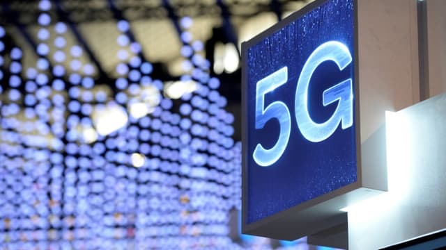 la France, "en retard" dans le déploiement de la 5G au grand dam du gouvernement, lance mardi l'attribution des premières fréquences, qui devrait rapporter plusieurs milliards d'euros à l'Etat