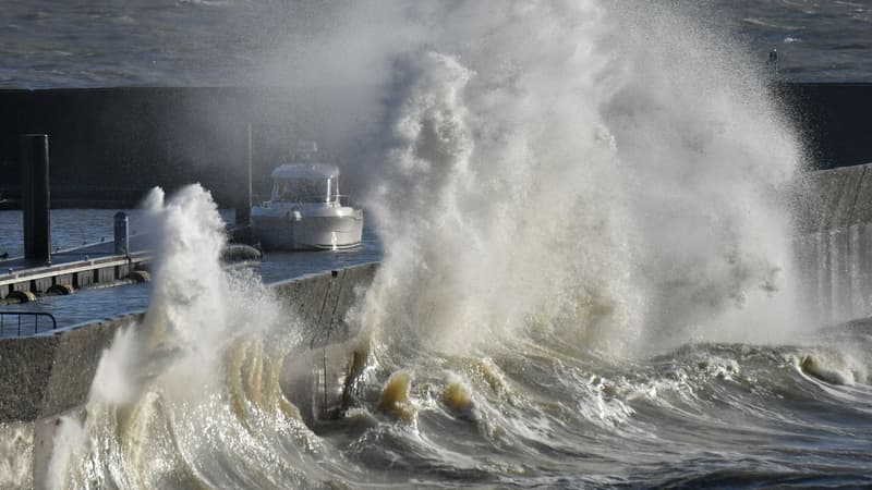 Une vague s'écrase à Pornic lors de la tempête Carmen, le 1er janvier 2018 à Pornic (Loire-Atlantique).