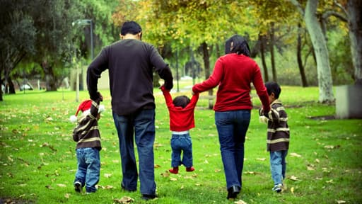 Les familles aisées devraient plus contribuer aux frais de garde d'enfants, selon la Cour des comptes.