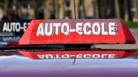 Des véhicules d'auto-écoles sont stationnés sur la place des Quinquonces à Bordeaux, le 11 février 2019. (Illustration)