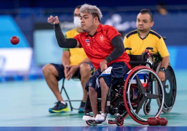 Match de boccia pour la médaille de bronze aux Jeux paralympiques de Tokyo entre le Thaïlandais Worawut Saengampa et le Brésilien Maciel Santos, 1er septembre 2021