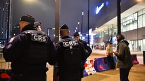 Des CRS avant un match d'Euroligue à l'Adidas Arena de Paris, janvier 2025