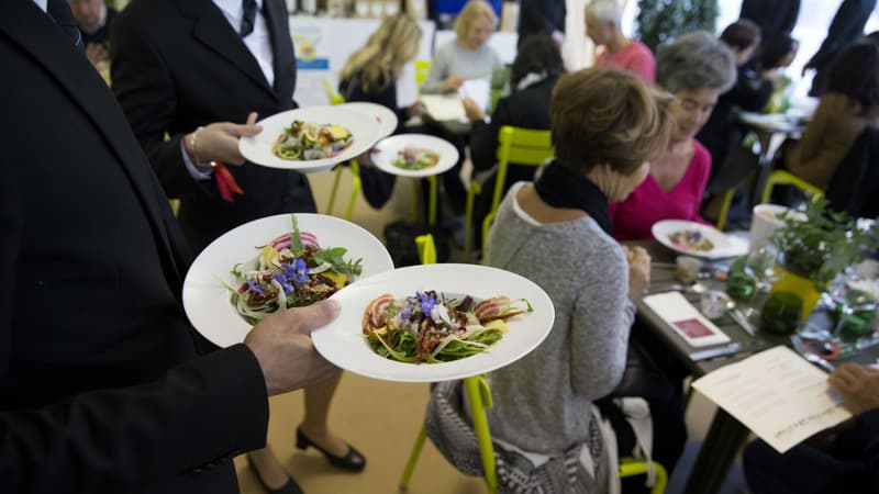 "J'ai refusé un repas avec des amis parce que c'était à 21h": faut-il ouvrir les restaurants dès 18h?