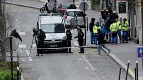 Des policiers bloquent une rue près du lycée Rodin où un adolescent a été tué lors d'une rixe entre bandes rivales, le 17 décembre 2024 à Paris