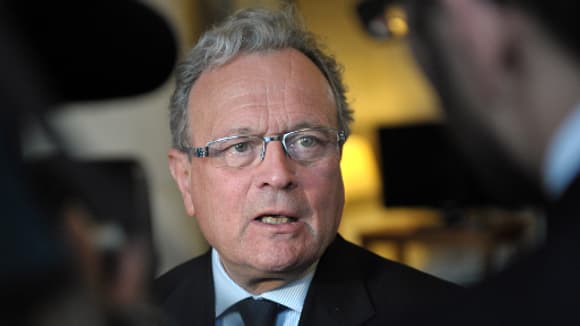 Le député UMP Christian Vanneste répond aux questions des journalistes le 15 février 2012 à l'Assemblée nationale à Paris.