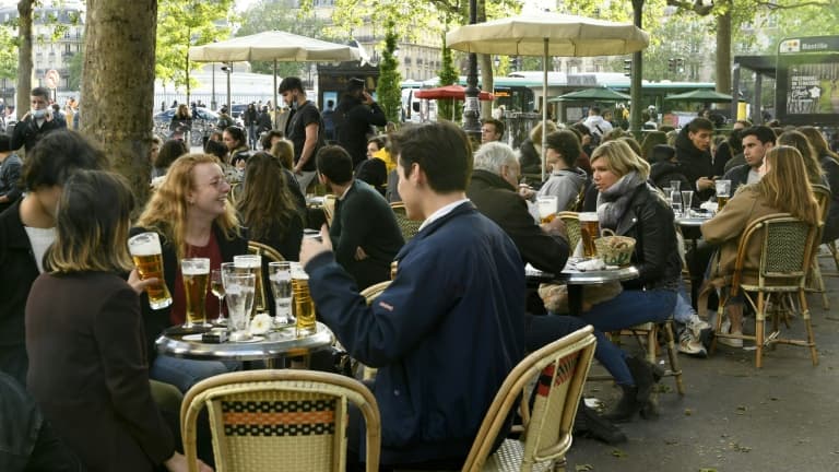 Une terrasse de café à Paris, le 19 mai 2021.