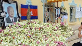 Une Cambodgienne se recueille devant le portrait de Norodom Sihanouk, dont les funérailes ont lieu le 1er février 2013