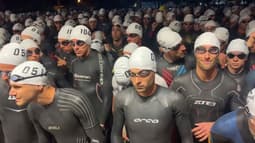 Les triathlètes sur la ligne de départ du 41e Embrunman.