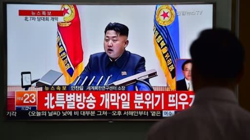 Un homme regarde des images d'archives du leader nord-coréen Kim Jong-Un dans une gare à Séoul, le 6 mai 2016 Un homme regarde des images d'archives du leader nord-coréen Kim Jong-Un dans une gare à Séoul, le 6 mai 2016