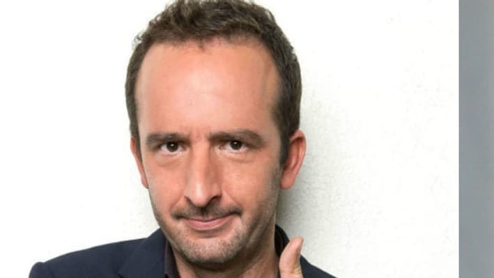 François Hollande a reçu Cyrille Eldin à l'improviste, un jour que l'animateur passait devant l'Elysée. François Hollande a reçu Cyrille Eldin à l'improviste, un jour que l'animateur passait devant l'Elysée.