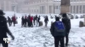 Des prêtres se lancent dans une bataille de boules de neige au Vatican 