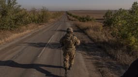 Un soldat ukrainien de la 65e brigade mécanisée marche sur une route près du village de Robotyne, dans la région de Zaporizhzhia, le 1er octobre 2023, alors que la Russie envahit l'Ukraine. Photo d'illustration 
