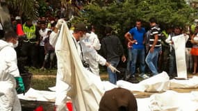 Les corps des enfants sont recouverts après un accident de car en Colombie le 18 mai 2014.