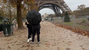 Deux personnes sur le Champ-de-Mars à Paris en novembre 2023.