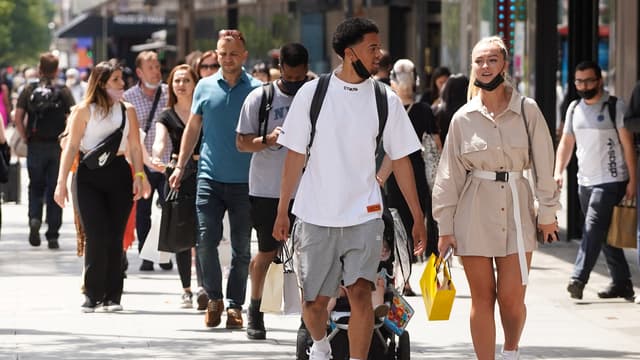 Des Britanniques dans les rues de Londres (Royaume-Uni), le 7 juin 2021, durant un épisode de résurgence du Covid-19 lié au variant Delta.