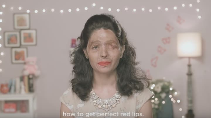 Dans un faux tutoriel beauté, Reshma Bano Qureshi dénonce la vente libre d'acide en Inde.