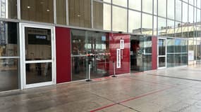 Lyon : des pompiers entrent de force dans l'hôtel de la métropole, des vitres brisées