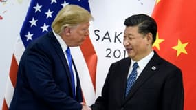Les présidents américain Donald Trump et chinois Xi Jinping (d) lors d'une rencontre en marge du G20, le 28 juin 2019 à Osaka, au Japon