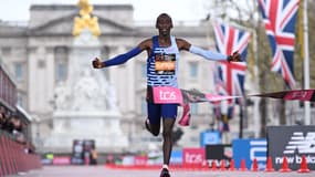 Kelvin Kiptum remporte le marathon de Londres, le 23 avril 2023.
