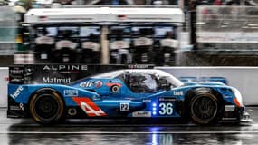 Alpine est de nouveau au Mans cette année avec Signatech, engagé dans la catégorie LMP2, avec un prototype. Le patron de la marque, Bernard Ollivier, profite cette année encore de l'occasion pour tester sa future berlinette auprès du public, et de potentiels clients.