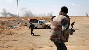 Rebelles à l'entrée de la ville d'Ajdabiah, dans l'est de la Libye. Les rebelles libyens disent avoir repoussé vendredi un assaut de l'armée régulière à Misrata, dans l'Ouest du pays, mais des responsables de l'Otan reconnaissent que leur appui aérien a s