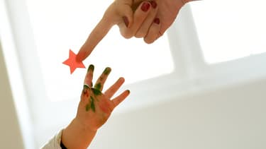 Un enfant joue à la crèche de l'hôpital Necker à Paris, le 30 juillet 2015. (Photo d'illustration)