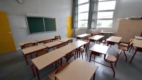 Une salle de classe vide à Caen. 