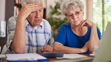 Un couple de retraités devant un ordinateur (photo d'illustration).