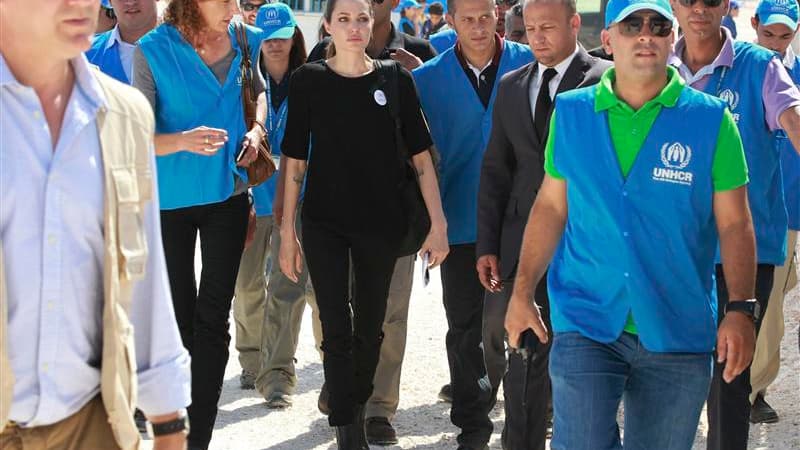 L'actrice américaine Angelina Jolie, en visite mardi dans le camp de réfugiés syriens de Zaatari en Jordanie en tant qu'émissaire spéciale des Nations unies, n'a pu retenir ses larmes en entendant les récits de survivants. /Photo prise le 11 septembre 201