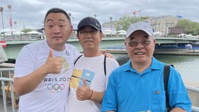 Des touristes chinois se baladent sur les quais hauts à proximité du Trocadéro plusieurs heures avant la cérémonie d'ouverture des Jeux olympiques de Paris 2024, le 26 juillet 2024