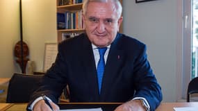 Jean-Pierre Raffarin, actuel co-président par intérim de l'UMP, pourrait se présenter à la présidence du sénat.