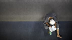 Un homme priant à la mosquée An-Nour au premier jour du Ramadan à Mulhouse (Haut-Rhin), le 22 août 2009.