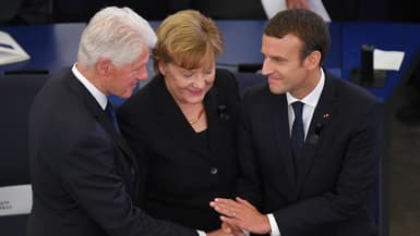 Bill Clinton, Angela Merkel et Emmanuel Macron au Parlement européen le 1er juillet 2017.