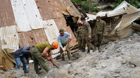 Les équipes de secours poursuivent les opérations de sauvetage des disparus dans le village de Masara, touché par un glissement de terrain, dans la municipalité de Maco, à Davao de Oro, aux Philippines, le 8 février 2024.