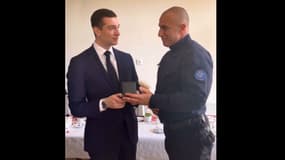 Jordan Bardella recevant la médaille de la CRS - 6 le 19 février 2024