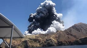 Le volcan de White Island lors de son éruption, le 9 décembre 2019 - Handout / COURTESY OF LILLANI HOPKINS / AFP