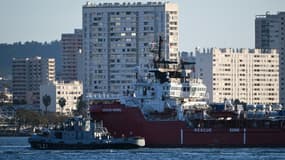 Le navire Ocean Viking de l'ONG "SOS Mediterranée", escorté par un bateau militaire, arrive au port de Toulon, le 11 novembre 2022 dans le sud de la France, avec à son bord 230 migrants