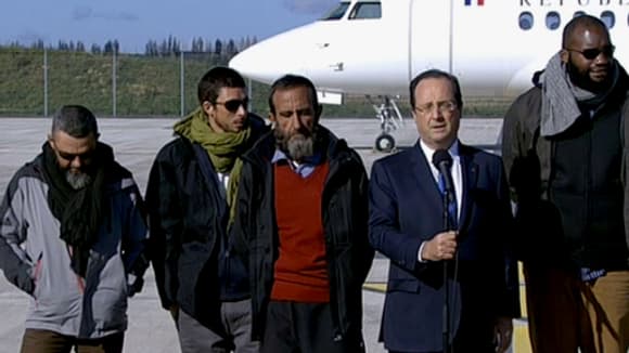 François Hollande s'exprime face à la presse à Villacoublay, aux côtés des quatre ex-otages. François Hollande s'exprime face à la presse à Villacoublay, aux côtés des quatre ex-otages.