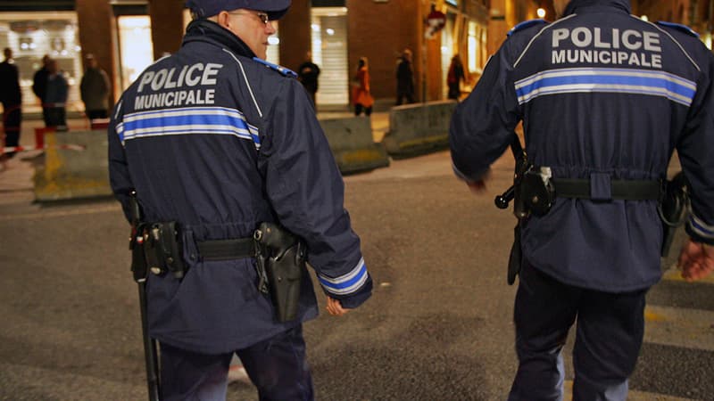 Des policiers municipaux armés patrouillent dans les rues de Toulouse (Photo d'illustration) - Georges Gobet - AFP